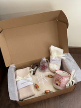 Cargar imagen en el visor de la galería, Christmas box cozy girl